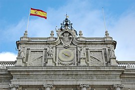 悬挂在马德里王宫屋顶的西班牙国旗
