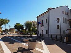 Palazzo municipale, piazzetta e monumento ai Caduti (Albettone).jpg