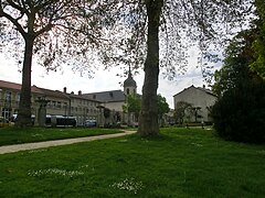 Grilles du parc Olry, avec au loin la flèche de l'hôtel de la Mission Royale.