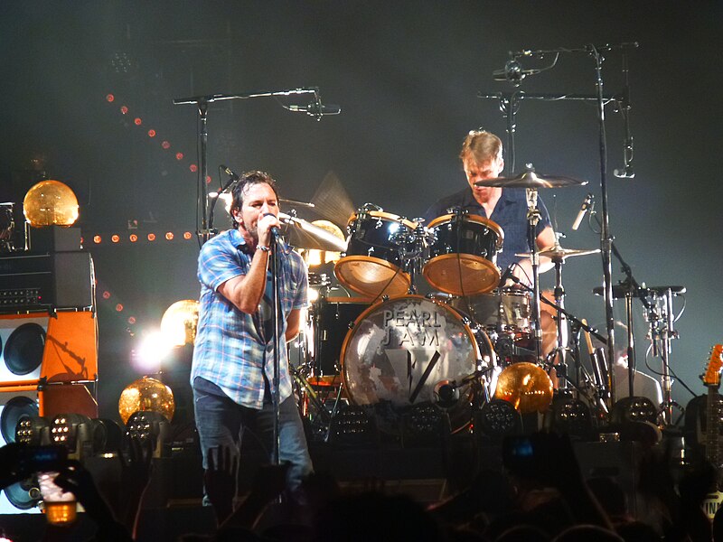 File:PearlJam-Brooklyn2013.JPG