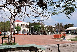 Place Toussaint vue la Mairie Jacmel.jpg