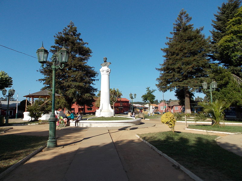 File:Plaza de Armas de Chanco.JPG