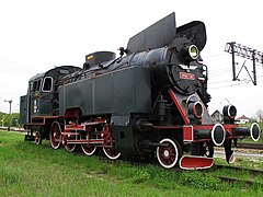 Locomotiva a vapor TKt48 na estação ferroviária de Knyszyn