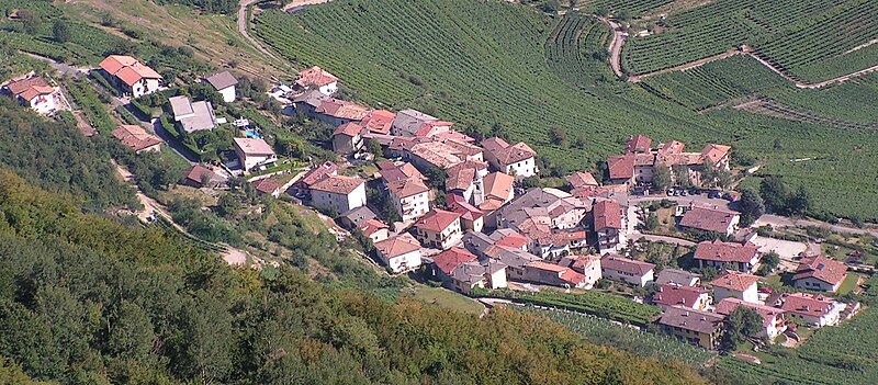 File:Pomarolo frazione Savignano.jpg