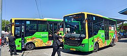 Pramujasa membantu pengemudi parkir unit Trans Jatim di Terminal Porong, 20 Agustus 2022.jpg