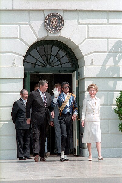 Jackson (center) with US President Ronald Reagan and First Lady Nancy Reagan at the White House in 1984