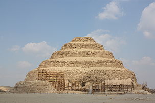 Pyramide du complexe funéraire de Djéser, à Saqqarah, en Égypte. (définition réelle 4 272 × 2 848)