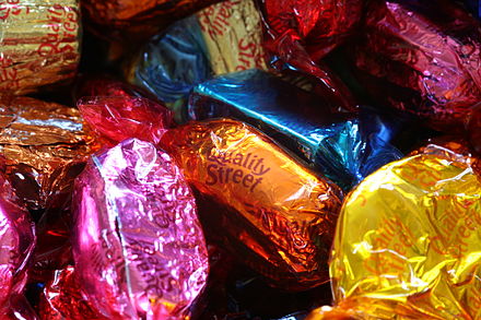 Какую конфету выбрать. Шоколадные конфеты. Яркие конфеты. Конфеты шоколадные в обертке. Конфеты в красивых фантиках.