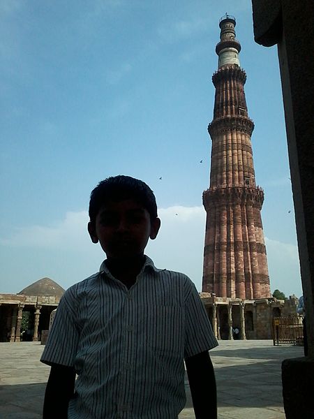 File:Qutub Minar behind.jpg