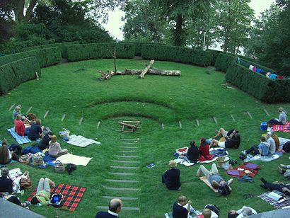 So kommt man zu dem Römischer Garten mit den Öffentlichen - Mehr zum Ort Hier