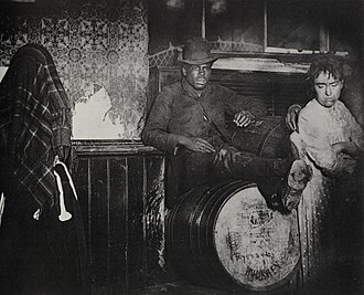 Black and Tan saloon in Little Africa, from How the Other Half Lives. Riis, Jacob A. - Ein Black-and-Tan Sprung in >>Afrika<< (Zeno Fotografie).jpg