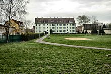 An der Stelle des ehemaligen Rittergutes Köditz wurden Plattenbauten errichtet – Blick aus Richtung Dorf auf die ehemalige Gartenfassade am 6. April 2011