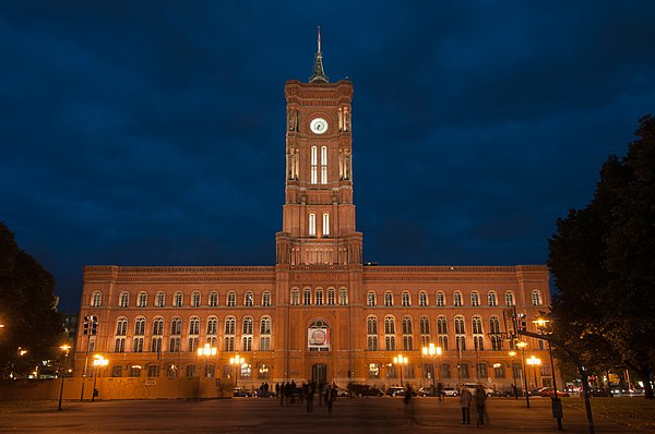 Ратуша берлина. Красная ратуша в Германии. Ротес Ратхаус Берлин. Достопримечательности Берлина красная ратуша. Германия Берлин красная ратуша.