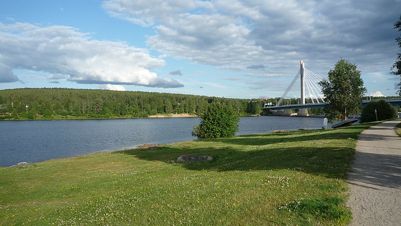 File:Rovaniemi -The ”Lumberjack's Candle Bridge4.jpg