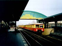 Buckower Chaussee is het enige S-Bahnstation én het enige bovengrondse station dat Rümmler ontwierp.