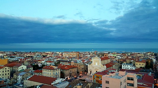 Vedere panoramică asupra bisericii Catedrală „Madonna della Marina” din vârful turnului.