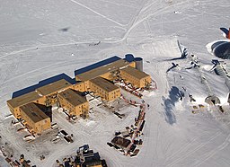 Amundsen–Scott-basen i januari 2005.