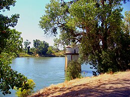 Sacramento, vist de l'anciana estacion de pompatge a la vila de Sacramento.
