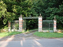 Сен-Прист-ла-Марш.Château de La Courcelle.jpg