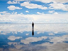 Wenn die Salzpfanne nach Regenfällen mit einer Wasserschicht bedeckt ist, wird sie zu einem der größten natürlichen Spiegel der Welt