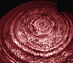 Norda polusa seslatera nubo sur Saturno, esplorita de Voyager 1 kaj konfirmita en 2006 de Cassini-Huygens