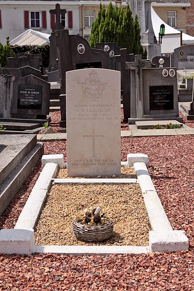 RAF badge on the 1918 headstone of Lieutenant J. D. Lightbody in Scheldewindeke, Belgium