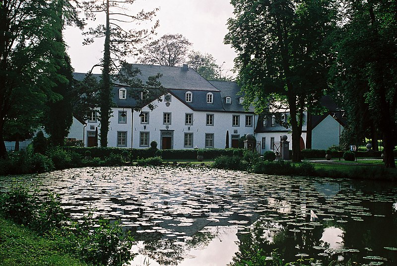 File:Schloss Auel Teich.jpg