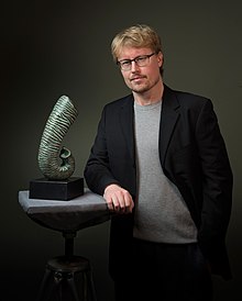 Beeldhouwer Anthony Smith met zijn 'Elephant's Trunk' bronzen sculpture.jpg