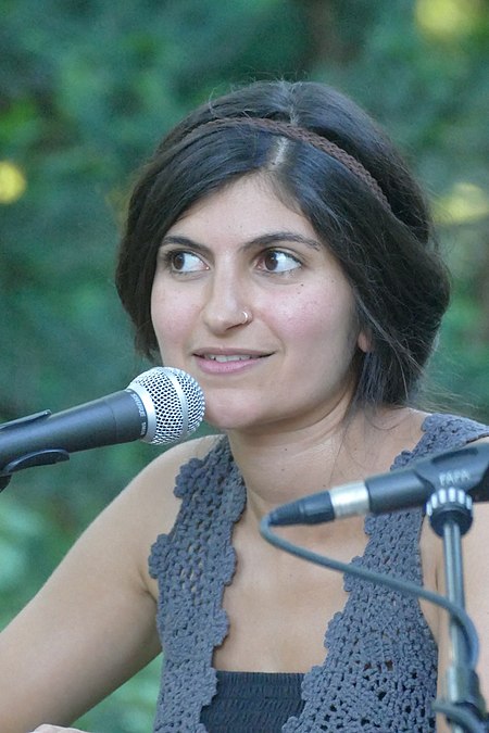 Shida Bazyar auf dem Erlanger Poetenfest 2016.jpg