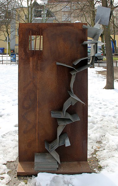 2010 sculpture by Achim Kühn, at Schulze-Boysen-Straße 12, in Lichtenberg, Berlin