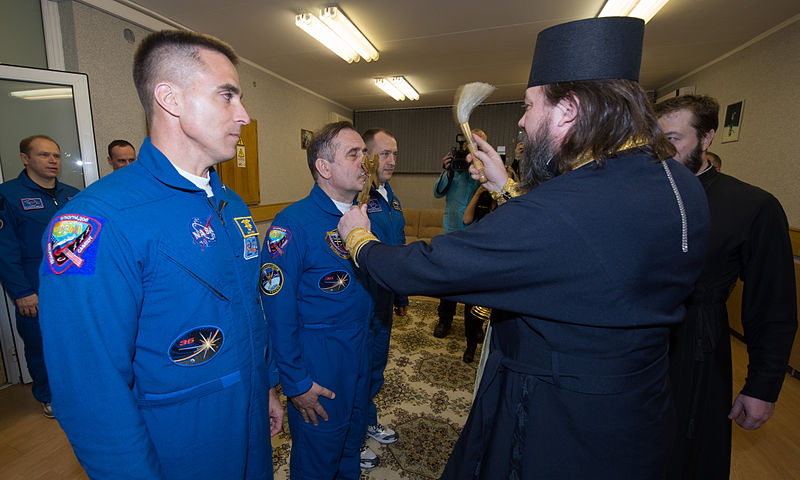 File:Soyuz TMA-08M crew blessing.jpg