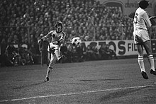 [4] 1977: Ein Spieler schlägt im Spiel Belgien - Niederlande eine Flanke in den Strafraum.