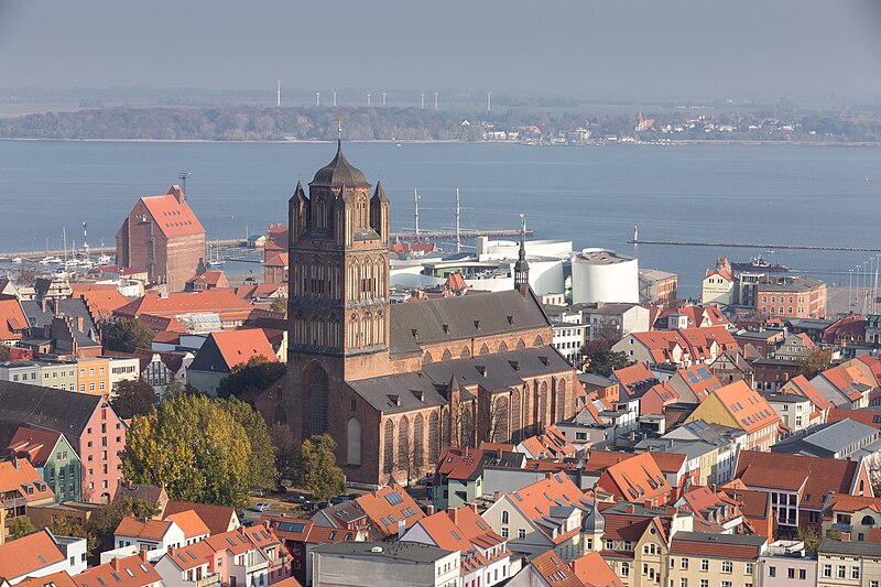 File:St. Jacobi, Ozeaneum, Strelasund und Altefähr.jpg