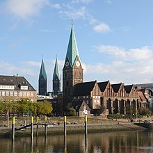 The church, with the Saint Peter's Cathedral in the background StMartiniBremen-01a.jpg