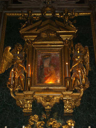 Santa Maria della Scala, ícone milagroso no altar-mor