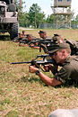 Osztrák katonák a Steyr AUG-gal céloznak.