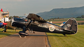 English: Stinson SR-9C Reliant (reg. NC18442, cn 5354, built in 1937). Engine: Lycoming R680-13 (300 hp). Deutsch: Stinson SR-9C Reliant (Reg. NC18442, cn 5354, Baujahr 1937). Motor: Lycoming R680-13 (300 PS).