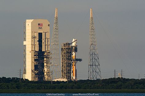 Antes do lançamento do satélite WGS-7