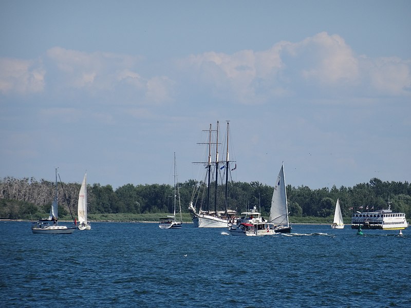 File:Tallship enters Toronto harbour through the Eastern Gap, under motor power, 2016 08 07 (5).JPG - panoramio.jpg