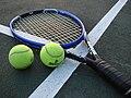 Raqueta y pelotas de tenis