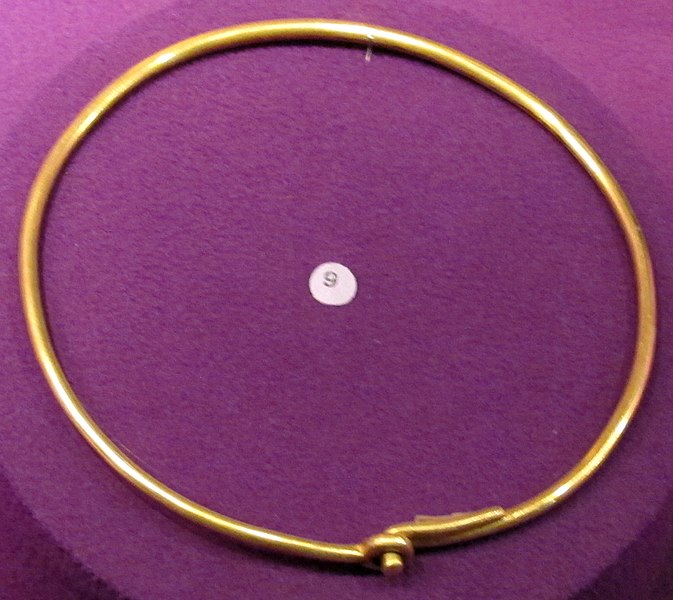 File:Tesoro di pietroasele, collier, IV-V sec, 0.JPG