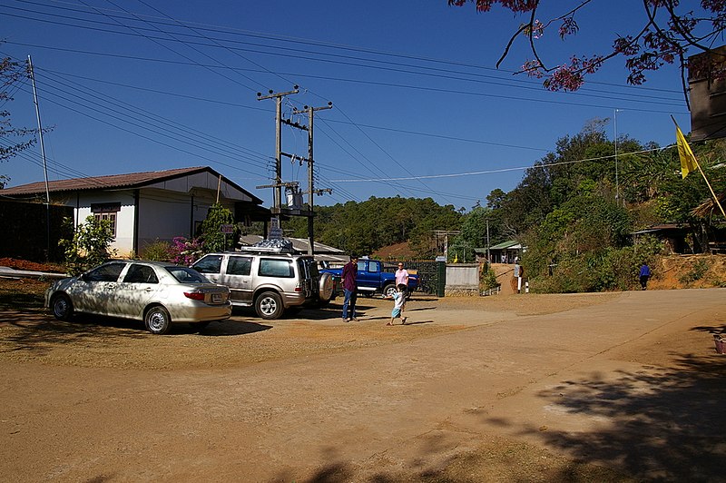 File:Thai Dorf an der Strasse - panoramio.jpg