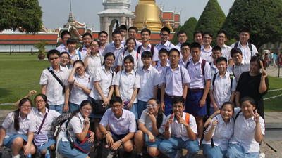 Alumnos tailandeses y singapurenses en uniforme escolar.