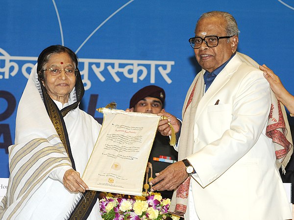 Balachander receiving Dada Sahab Phalke Award from president Pratibha Patil