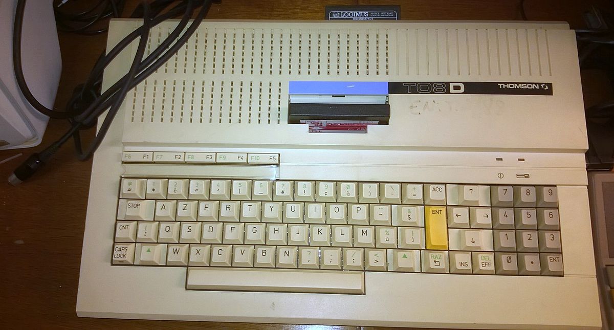 Ordinateur portable Thomson avec clavier et souris