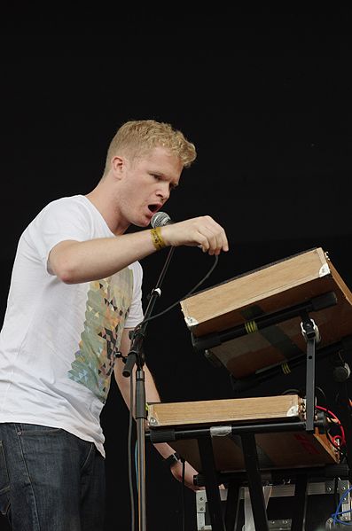 File:Toby Leeming (Duologue) (Haldern Pop Festival 2013) IMGP6041 smial wp.jpg