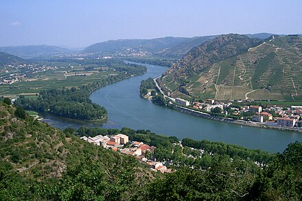 Назовите самую длинную реку франции. Дельта Роны во Франции. Река Рона во Франции. Лион река Рона. Река Рона в Швейцарии.