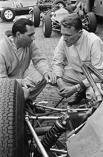 File:Training Grand Prix te Zandvoort, Dan Gurney (rechts) en Jack Brabham tijdens tr, Bestanddeelnr 916-4628.jpg