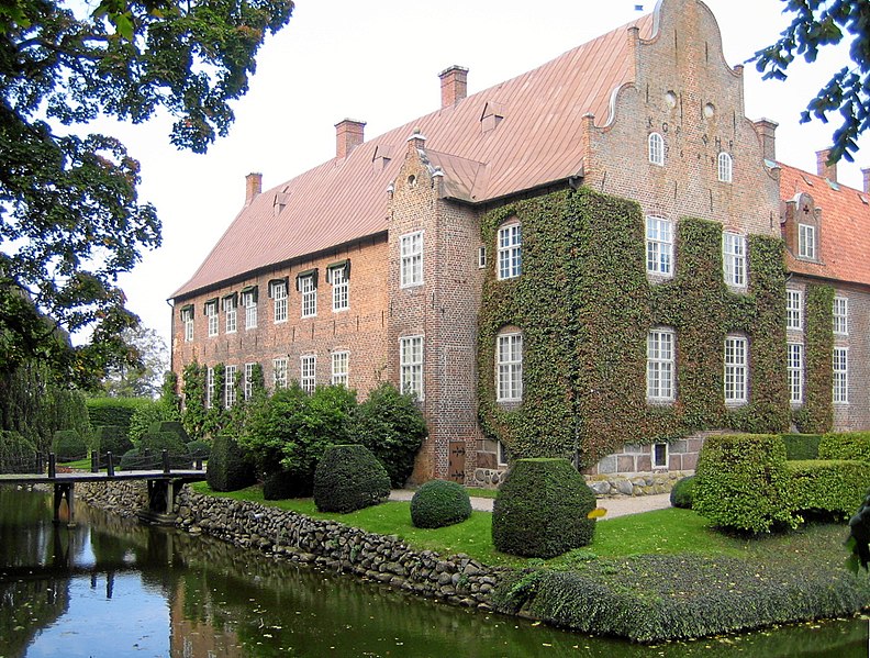 File:Trolle Ljungby slott.jpg