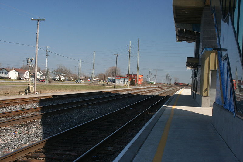 File:Two Parallel Freight Tracks now Bypass the Two Passenger Tracks Flanking the Passenger Island 6160 (6857597476).jpg